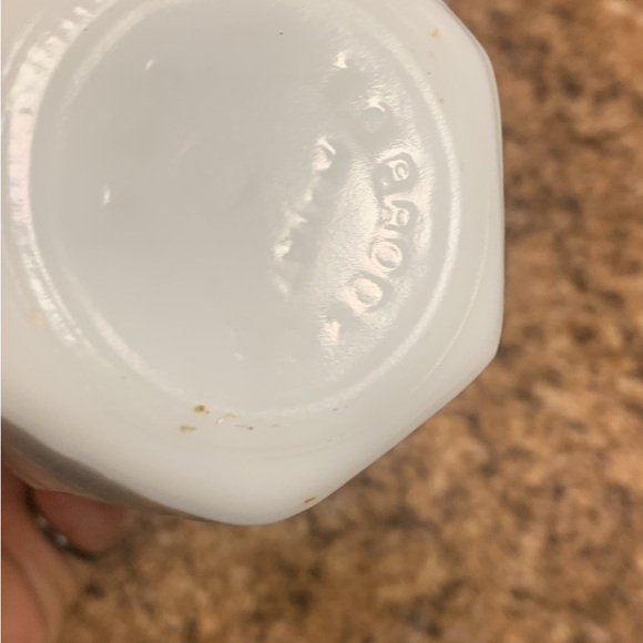 Elegant White Vase - Picture 2 of 3